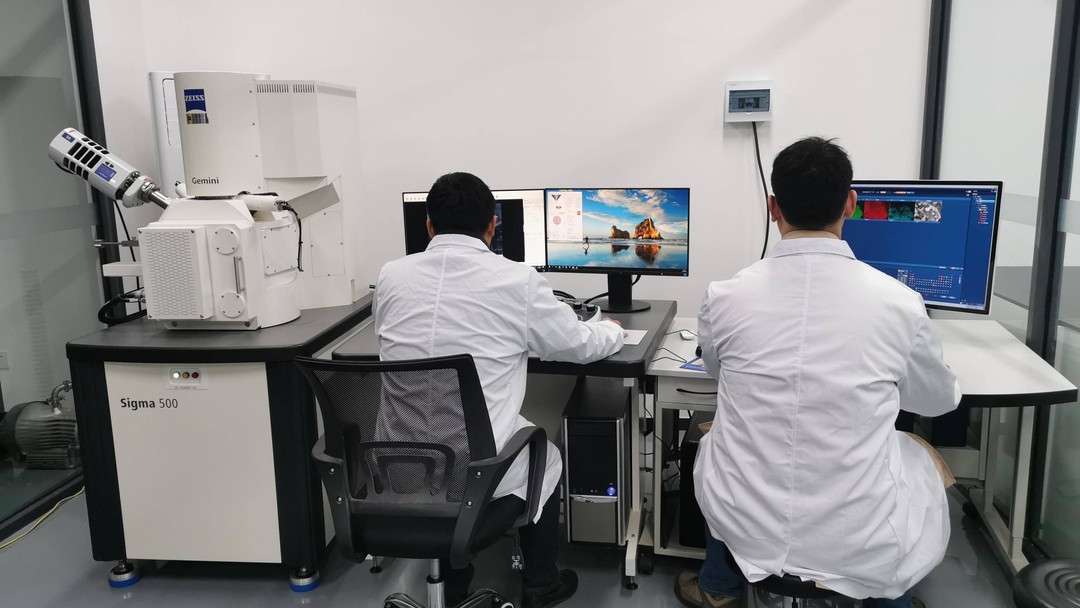 科研人员在工位上完成线上培训课程