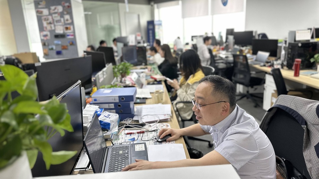 科研人员在办公室整理票据